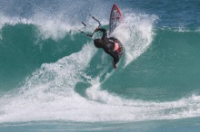 Abel lago kitesurf navegando en olas